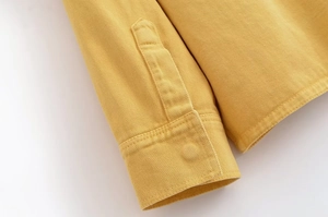 Détail des poignets de la veste en jean gingembre avec double couture et tissu sergé