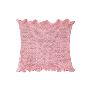 Détail d'un haut bustier tricoté rose avec bords ondulés élégants et tissu texturé