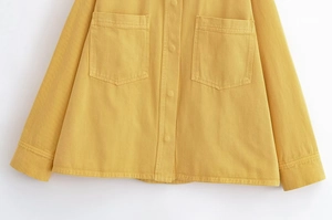 Détail de la veste en sergé de coton jaune gingembre avec poches poitrine symétriques