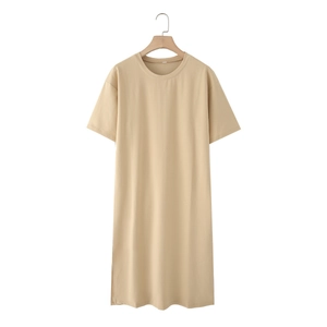 Minimalistische kaki midi T-shirtjurk met ronde hals, korte mouwen en subtiele zijsplitjes