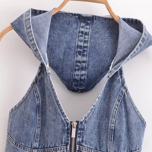 Top senza maniche in denim blu scuro con cappuccio, cerniera frontale e cuciture a contrasto