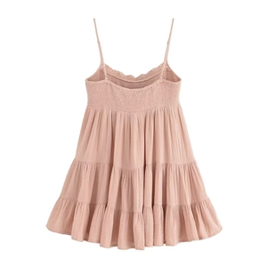 Détail du dos smocké élastique et des couches de coton lin sur la robe rose poudré