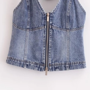 Top smanicato in denim con cappuccio, scollo a V e zip frontale in blu lavato