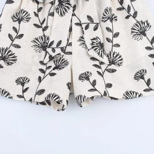 Short élégant en coton beige à taille haute avec broderie florale et lien noué