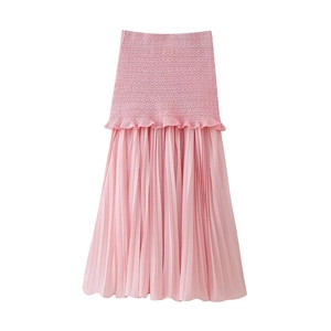 Détail de jupe plissée rose à taille haute avec volants et ourlet en mousseline