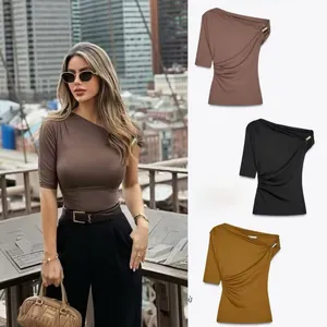 Haut asymétrique à une épaule pour femme avec fronces latérales et anneau métal