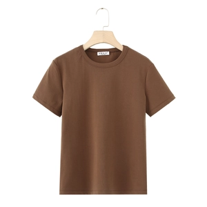 T-shirt marron à manches courtes et col rond, coupe ajustée sur cintre en bois
