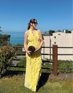 Vue détaillée robe longue jaune dos nu avec volants en cascade pour vacances à la plage