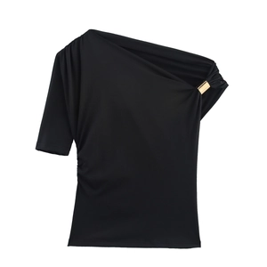 Haut moulant noir asymétrique pour femme avec boucle dorée et détails plissés