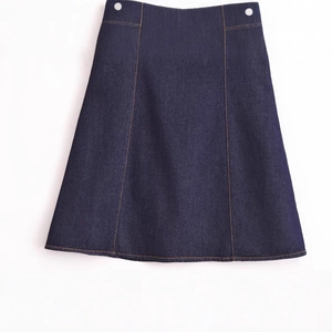 Klassischer dunkelblauer A-Linien-Jeansrock mit Rüschen und Metallknopf-Details