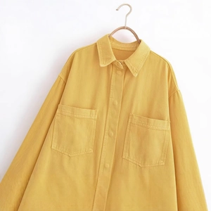 Veste en jean jaune gingembre à manches longues avec deux poches avant