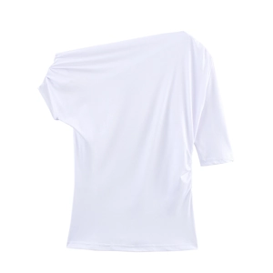 Détail du haut blanc à épaule dénudée avec plis latéraux et manches froncées asymétriques