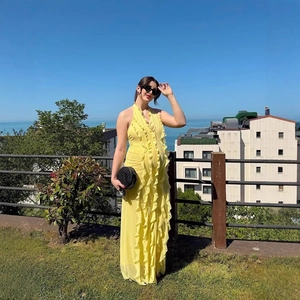 Robe longue jaune à licou élégante avec volants verticaux pour les fêtes de plage d'été