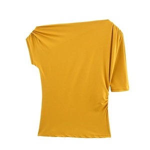Détail d'un haut jaune asymétrique à épaule dénudée avec fronces et plis latéraux