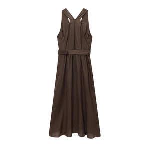 Détail de la robe en lin marron foncé avec bretelles croisées et ceinture assortie