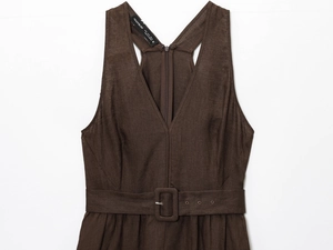 Vue détaillée d'une robe en lin marron foncé avec col en V et ceinture à boucle recouverte