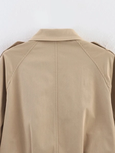 Detailansicht von Khaki-Trenchcoat-Kragen und Schulterklappen mit hochwertigem Köper