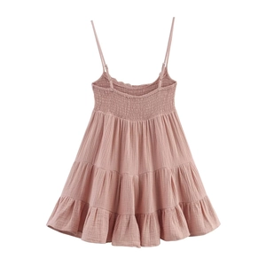 Robe rose à fines bretelles avec texture gaufrée et dos froncé élastique