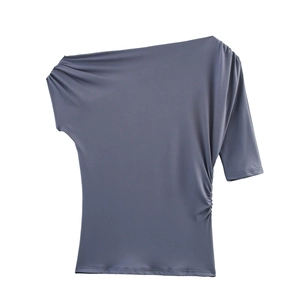 Détail de l'encolure asymétrique et des plis élégants sur le haut cintré gris pour femmes