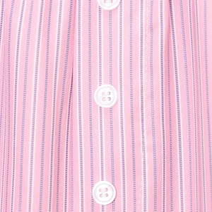 Tessuto a righe verticali con bottoni bianchi su un pantalone estivo da donna