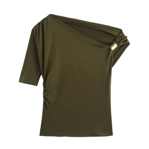 Détail du haut une épaule vert armée avec boucle métallique et plis élégants sur l'épaule