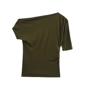 Détail du haut une épaule vert olive avec un design plissé et un drapé élégant et chic