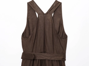 Détail de la robe en lin avec fermeture éclair au dos et ceinture assortie en marron