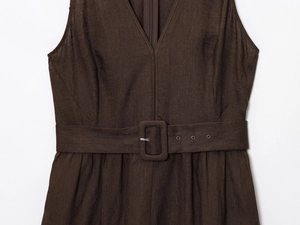 Détail d'une robe en lin marron foncé avec décolleté en V profond et ceinture à boucle