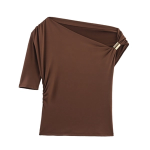 Haut asymétrique marron foncé élégant avec anneau doré et fronces sur fond blanc neutre