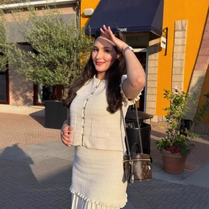 Ensemble chic en tweed blanc cassé avec haut boutonné et minijupe assortie