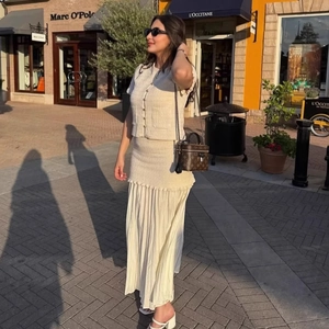 Ensemble trois pièces en maille beige crème avec cardigan manches courtes et jupe longue