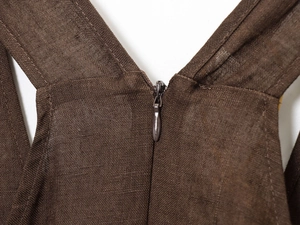 Vue macro détaillée de la fermeture éclair invisible sur la robe en lin marron foncé