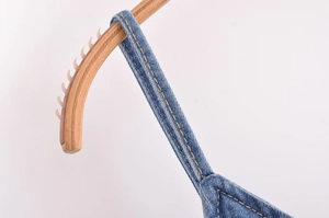 Vue détaillée de la bretelle en denim avec surpiqûres jaunes et texture croisée