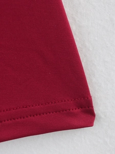 Macro de la texture du tricot bordeaux avec détails de couture à double aiguille précis