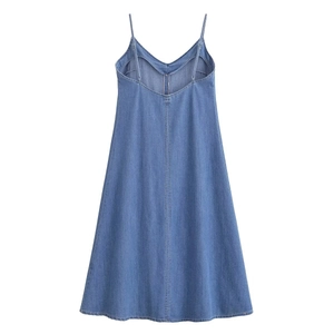 Vue détaillée du dos d'une robe mi-longue en jean bleu avec fines bretelles et décolleté en V