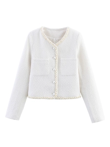 Vue détaillée d'une veste en tweed blanc avec des boutons perlés et des bordures tissées