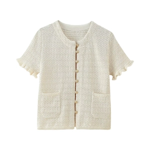 Schicke cremeweiße Strickjacke mit kurzen Ärmeln, Goldknöpfen und Rüschenbündchen