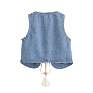 Vue arrière du gilet en jean bleu clair avec pompons blancs et détails de perles