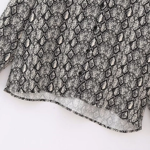 Damen Herbst Satinhemd mit Schlangenmuster, schwarzen Knöpfen und Tiermotiv-Design