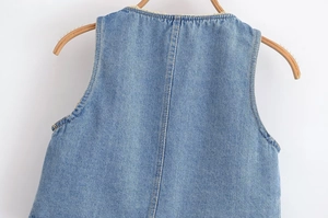 Vue détaillée du dos d'un haut sans manches en denim bleu clair avec coutures fines