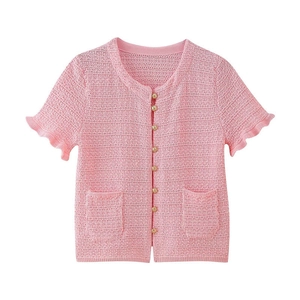 Gilet en maille rose à manches courtes avec boutons dorés et volants aux poignets
