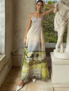 Vue détaillée de la robe fleurie en satin pour femme avec col en V et imprimé artistique