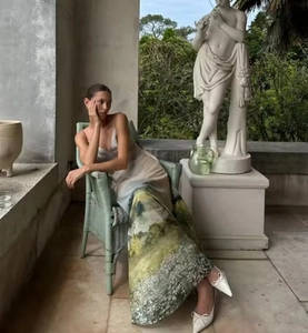 Détail de l'imprimé peinture à l'huile sur une robe longue d'été avec motif de paysage