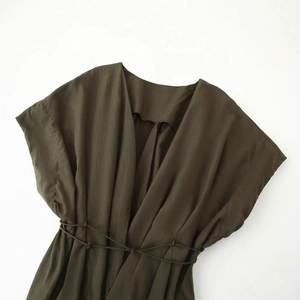 Dunkelolivgrünes V-Ausschnitt Kleid mit Falten und verstellbarem Bindegürtel Sommer