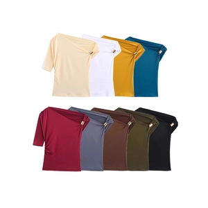 Haut asymétrique pour femme avec boucle en métal et texture plissée disponible en 9 couleurs