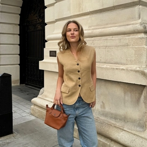 Damen Weste in Khaki aus Leinenmischung mit schwarzen Knöpfen und modischer Jeanshose