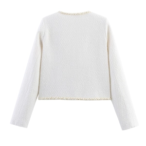 Vue arrière d'une veste en tweed blanc pour femme avec d'élégants détails en perles
