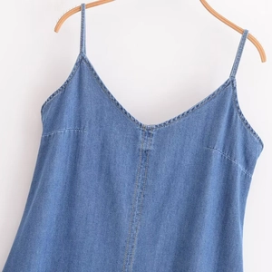 Robe en jean bleu clair tendance avec col en V et coutures contrastées sur fond blanc