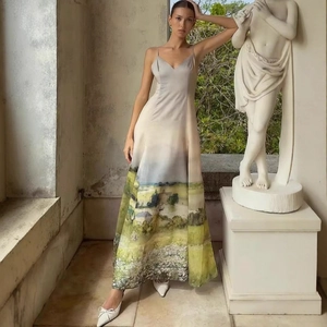 Robe maxi élégante à col en V avec bretelles fines, taille cintrée et imprimé pastoral