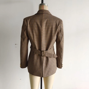 Vista posteriore del blazer pied-de-poule marrone con cintura coordinata e fibbia in bronzo